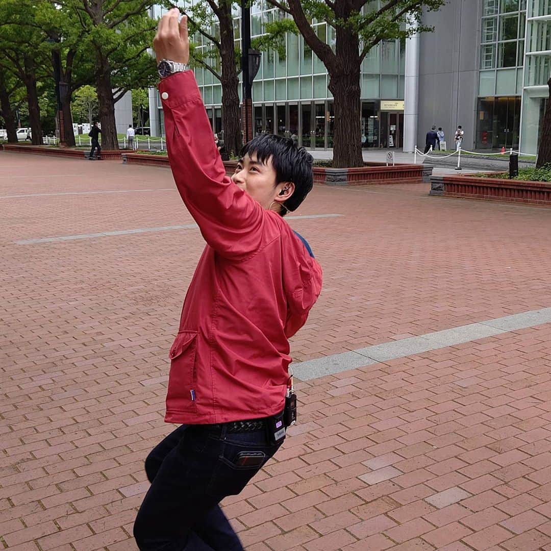 北海道放送「今日ドキッ!」さんのインスタグラム写真 - (北海道放送「今日ドキッ!」Instagram)「4連休中、 3日間仕事してました、 天気担当Sです。  きょうは赤れんがテラスで ひさびさに #波多野裕太アナ @hbc_hatanoyuta と。  スポーツはテニスを やっていたそーで 放送前に、曇り空を 吹き飛ばしてもらおうと サービスエースを 決めてもらいました😆  すると放送中に日差しが…。  まぢか……😲 これからも 元気でパワフルな アナウンスをヨロシクです！  #ちょっと舌出てる  #そらリサーチ 写真募集中」7月27日 16時50分 - hbc_kyodoki