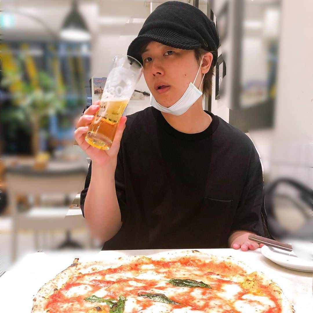 三浦祐太朗のインスタグラム：「いつかの三浦とデカいピザ。 #🍕 #pizza」