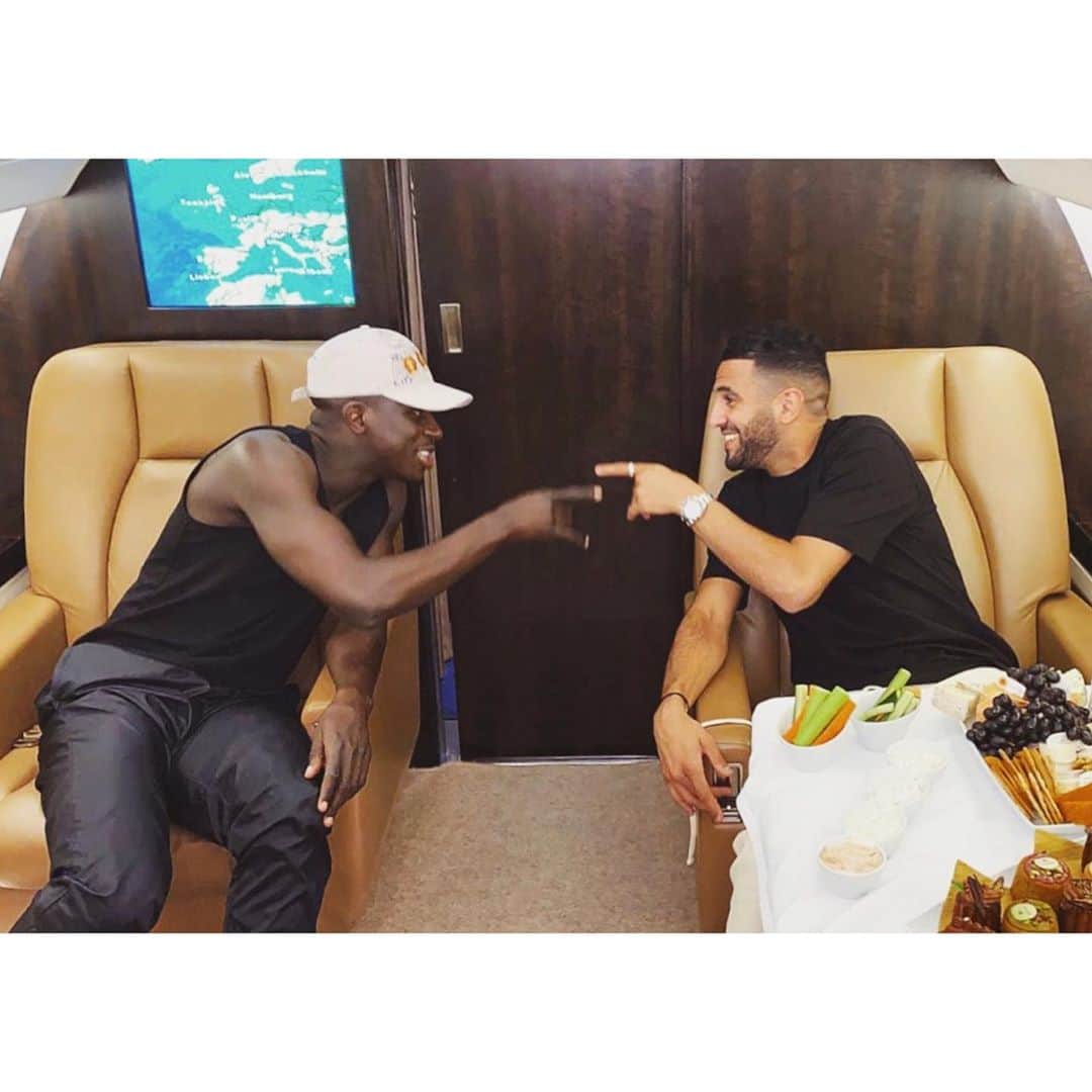 のインスタグラム：「𝗥𝗲𝗹𝗮𝘅 ✈️ @benmendy23 🤟🏽🤟🏿」