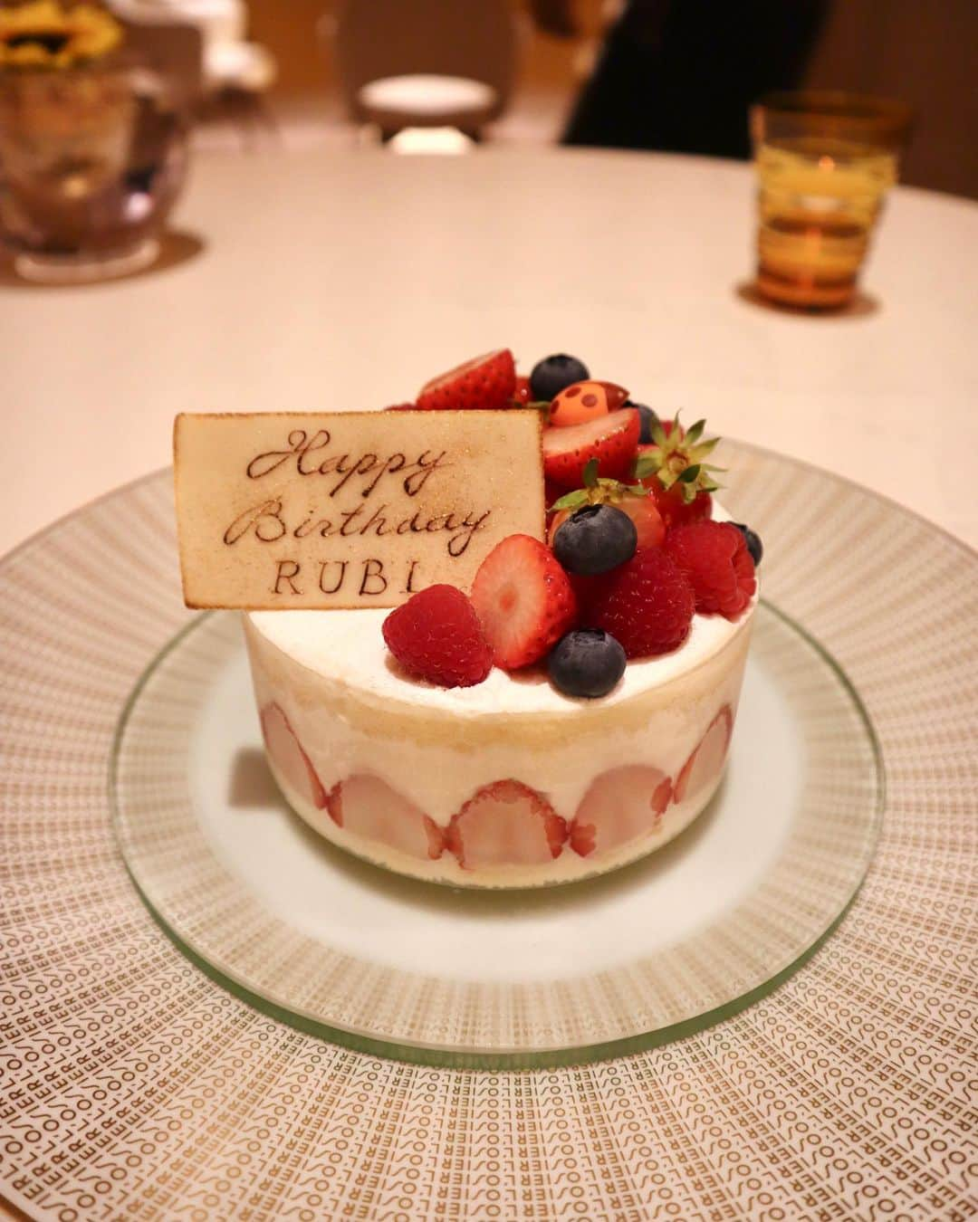 加藤瑠美さんのインスタグラム写真 - (加藤瑠美Instagram)「𝐋'𝐎𝐬𝐢𝐞𝐫🌹 お誕生日当日のディナーは、旦那さんとロオジエへ✨  美しくて美味しすぎるお料理と、細やかなおもてなしに感動の連続でした🥺 妊娠前は甘いものがあまり得意ではなかったのでフレンチの怒涛のデザートがなかなか楽しめなかったのだけど、味覚が変わったのか最近はラストまで美味しくいただけて本当に幸せです🤤❤️笑 あとは旦那さんのワインペアリングが羨ましすぎたから次は絶対❣️と思いつつ、いつになることやら💭 . 📍 L'Osier 東京都中央区銀座7-5-5 0120-156-051  #rubi__restaurant#instafood#instagood#happy#lunch#japanese#mybirthday#birthday#birthdaycake#losier#french#ginza#マタニティーライフ#ぷんにーらいふ#妊娠8ヶ月#初マタ#マタニティファッション#プレママ#第一子妊娠中#お誕生日#妊娠後期#バースデーディナー#バースデープレート#バースデーケーキ#ロオジエ#銀座」7月27日 16時57分 - katorubi