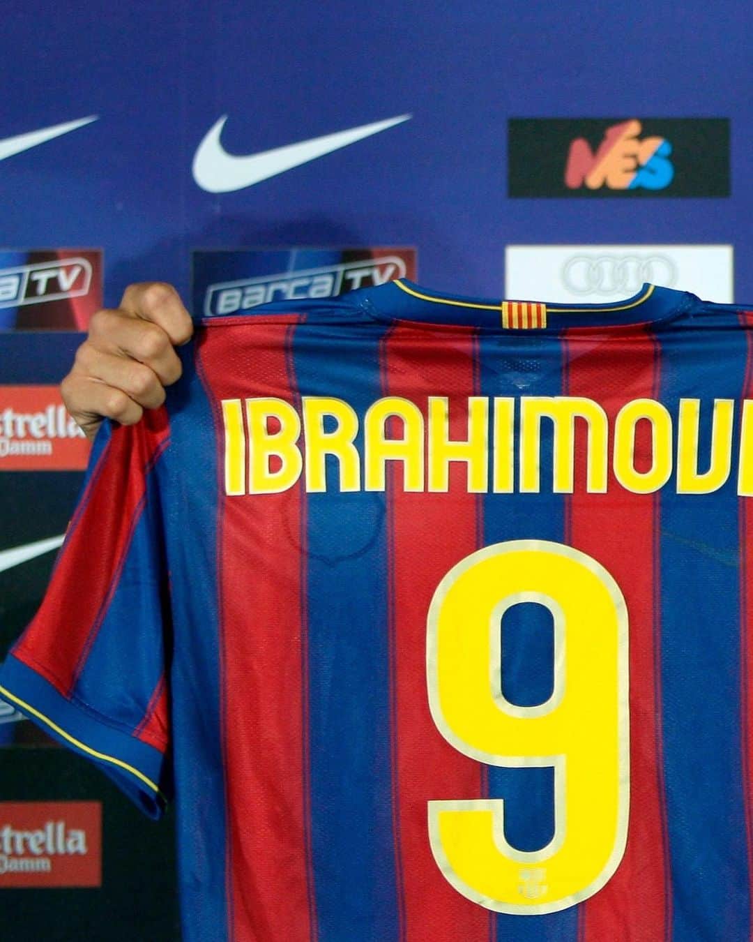 LFPさんのインスタグラム写真 - (LFPInstagram)「🇸🇪🔙🌟 #OnThisDay in 2️⃣0️⃣0️⃣9️⃣, @iamzlatanibrahimovic was unveiled as a 🆕 @fcbarcelona player! • 🇸🇪🔙🌟 ¡#TalDíaComoHoy en 2️⃣0️⃣0️⃣9️⃣, #Ibrahimovic fue presentado como nuevo jugador del #Barça! • #LaLiga #LaLigaSantander #LaLigaHistory #Football」7月27日 16時58分 - laliga