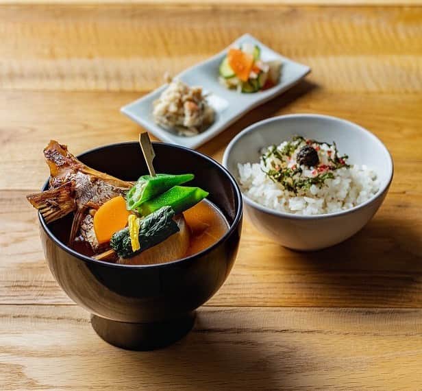 スープストックトーキョー 公式さんのインスタグラム写真 - (スープストックトーキョー 公式Instagram)「💐「おだし東京」2号店、本日OPEN💐  和のスープストックトーキョー『おだし東京』の2号店を7/27(月)、「コモレ四谷」にOPENいたしました。  日本独特の食材の使い方を改めて見つめなおし世界の食の知恵をかけあわせ、新しい日本の「汁」を提案します。  お椀のお膳、お粥のお膳、お鍋のお膳に加え、 おだし東京コモレ四谷店限定メニューとして 甘味とドリンクもご用意しております。  ご家族やご友人との会話を楽しむ時間に、甘味やお茶と 一緒にどうぞごゆっくりとお過ごしください。🍵  また、テイクアウト用には、 「#海苔弁山登り」のお弁当をご用意しております。  近くにお立ち寄りの際は、ぜひお越しください。  #おだし東京#おだし東京コモレ四谷店 #soupstocktokyo #四谷」7月27日 17時00分 - soupstocktokyo