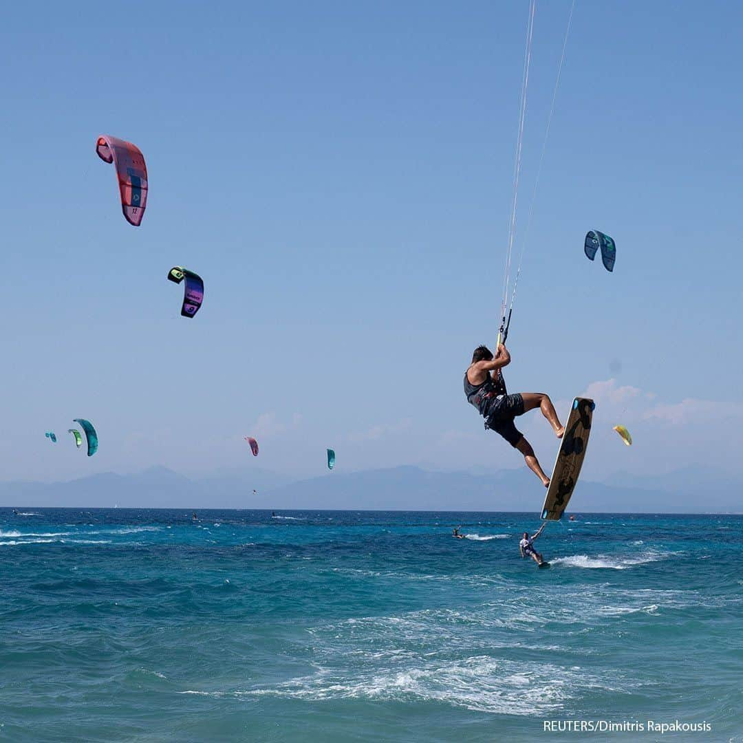 ABC Newsさんのインスタグラム写真 - (ABC NewsInstagram)「People kite surf at Mylos beach, following the easing of measures against the spread of the coronavirus disease on the island of Lefkada, Greece. #greece #coronavirus #lockdown #reopening」7月27日 17時00分 - abcnews