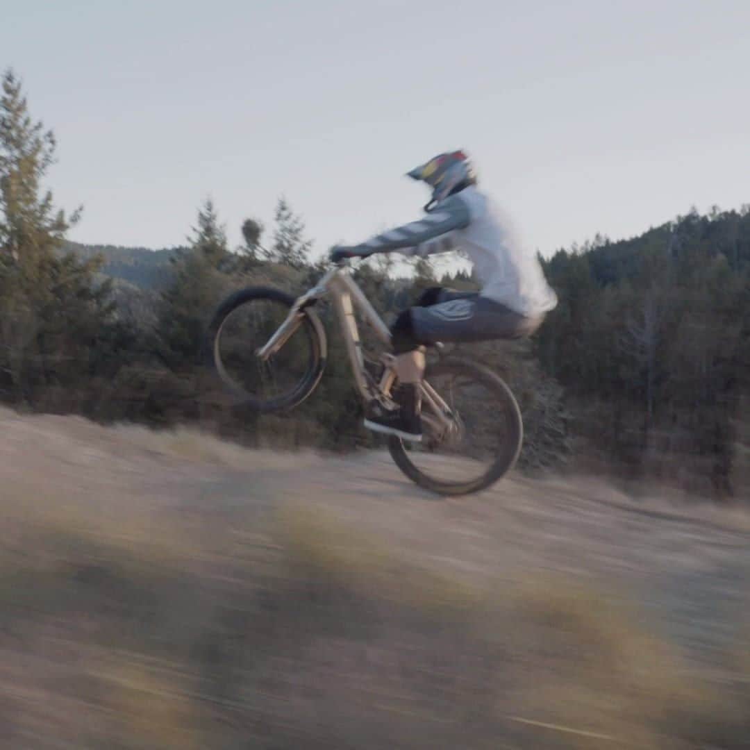 レッドブルのインスタグラム：「videos like this make us realize why headphones were not just invented but are also 100% NECESSARY 🎧🔊🔛🤤  🚲: @brandonsemenuk  🎥: @revel_co #redbull #givesyouwings #bike #fromwhereiride #mtb #mountainbike」