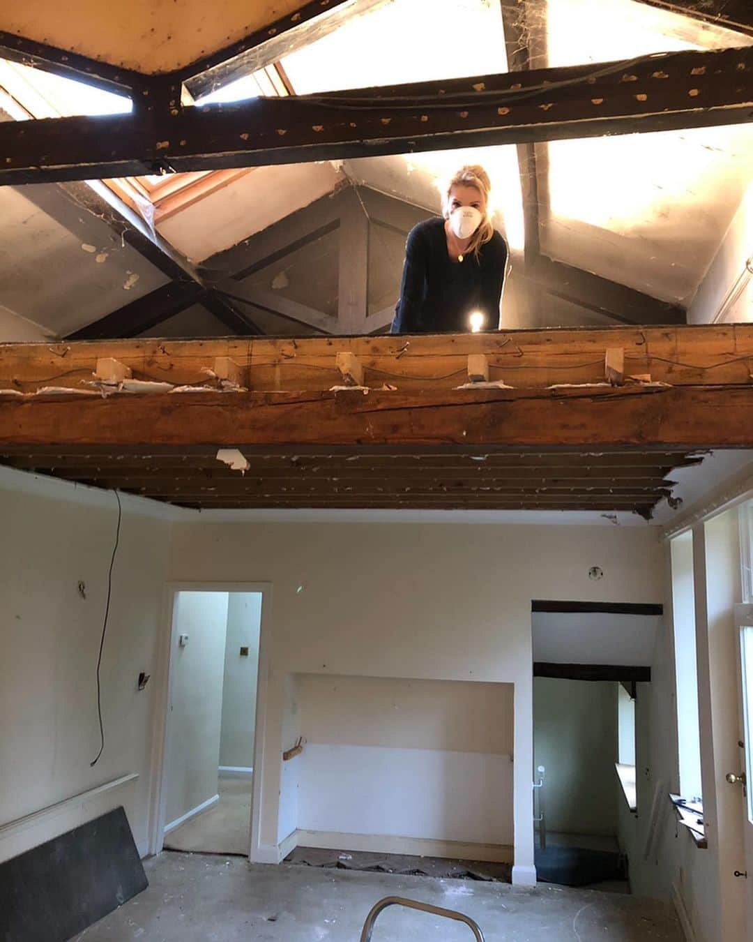 ヘレン・スケルトンさんのインスタグラム写真 - (ヘレン・スケルトンInstagram)「Helps take down one ceiling thinks she knows about construction........ for the first time since feb my eldest has activities (we took him out of school before they closed so this is his first time out of the family bubble...... sort of glad sort of sad) so me and the youngest are trying to help get the house over the line. Lights, carpets and couches, bunk beds, storage..... because as the three year old keeps saying why is it not done. As always with me I need it yesterday and I will change my mind.... 500 times...... (swipe left to see proof I did help. A bit. Mad to think that was the end of Jan. We have come a long way. Well Rich has 🤣🤪#homes #reno #diy #houses #homesofinstagram #inter #diy」7月27日 17時05分 - helenskelton