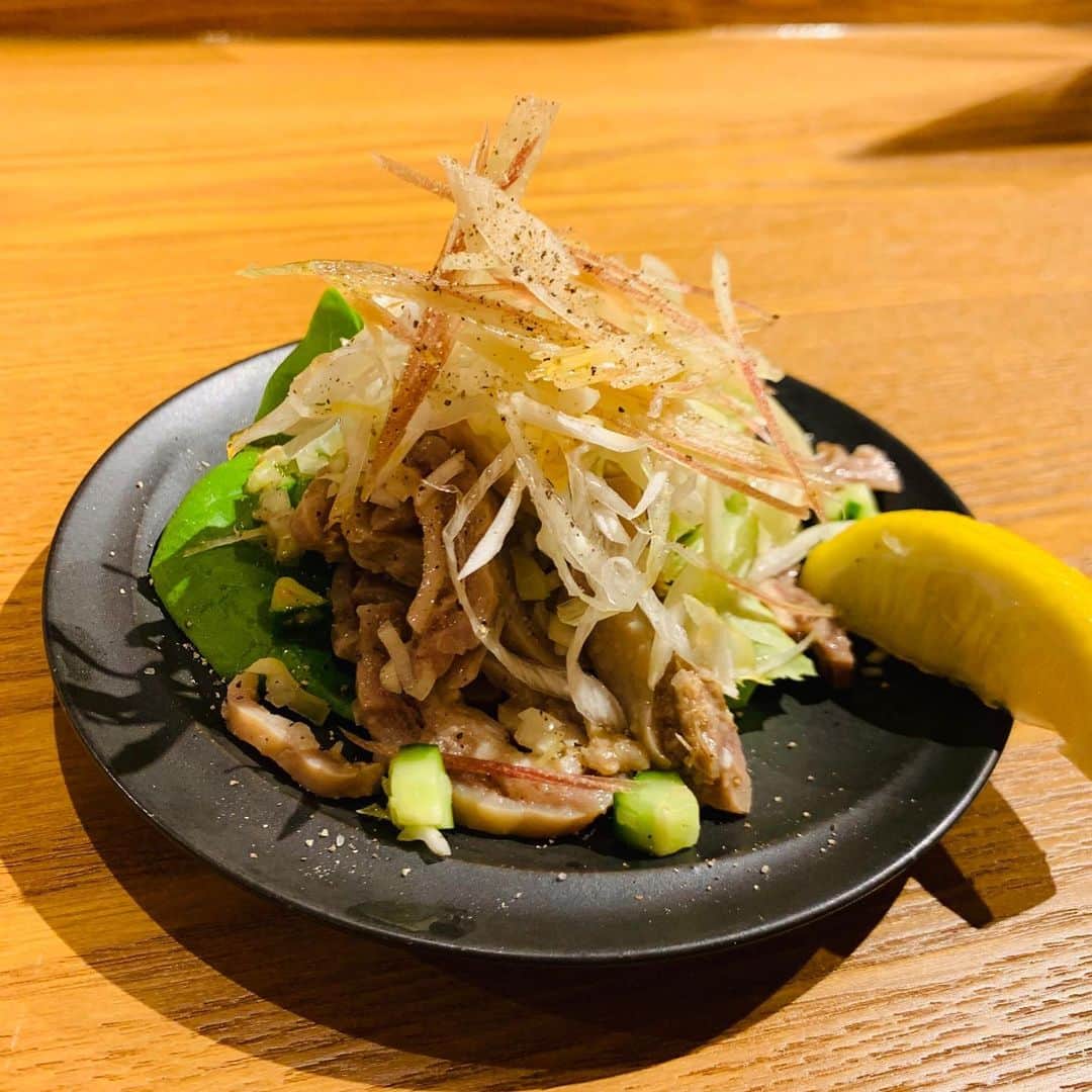 のインスタグラム：「こんばんは‼️  昨日に引き続き、マグロバンクウオキンでしか食べれない珍しい一品をご紹介😉 マグロのガツ(胃袋)です！ 歯ごたえがよく、魚のものとは思えない臭みの少なさです🤤 こちらをごま油ベースのタレと絡めて薬味をたっぷりと乗せてご用意致しました‼️ 間違いなくビールが進む一品です🤤🤤  四連休明けのお仕事の疲れを癒しに来ませんか😚？？ 数量限定です！ ぜひ召し上がりにいらしてください❤️  #uokinstagram#uokin#yokohama#dinner#lunch#マグロバンクウオキン#魚金#yummy#美味しいもの#魚好きな人と繋がりたい#まぐろ#うまい#food#instafood#東京グルメ#横浜グルメ」