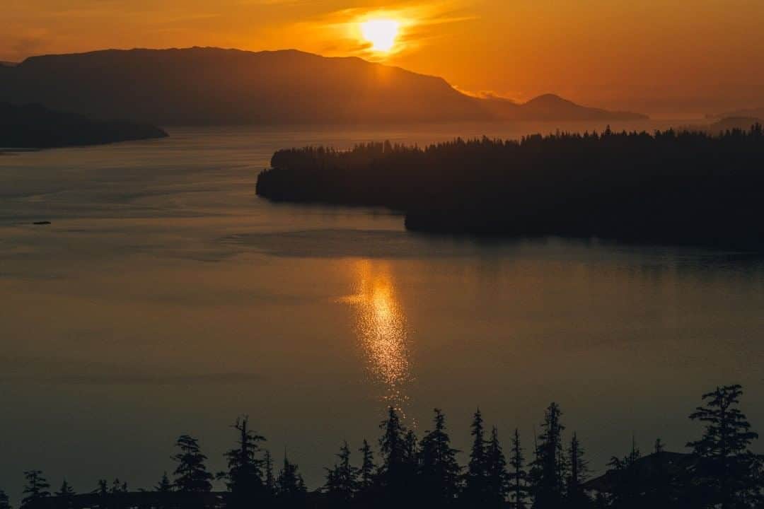 National Geographic Travelさんのインスタグラム写真 - (National Geographic TravelInstagram)「Photo by @joshuacogan  A high perch on Prince of Wales Island in Alaska makes a beautiful place to watch the early morning sunrises of summer. To see more images of the Alaskan wilderness, follow me @joshuacogan.」7月27日 17時08分 - natgeotravel