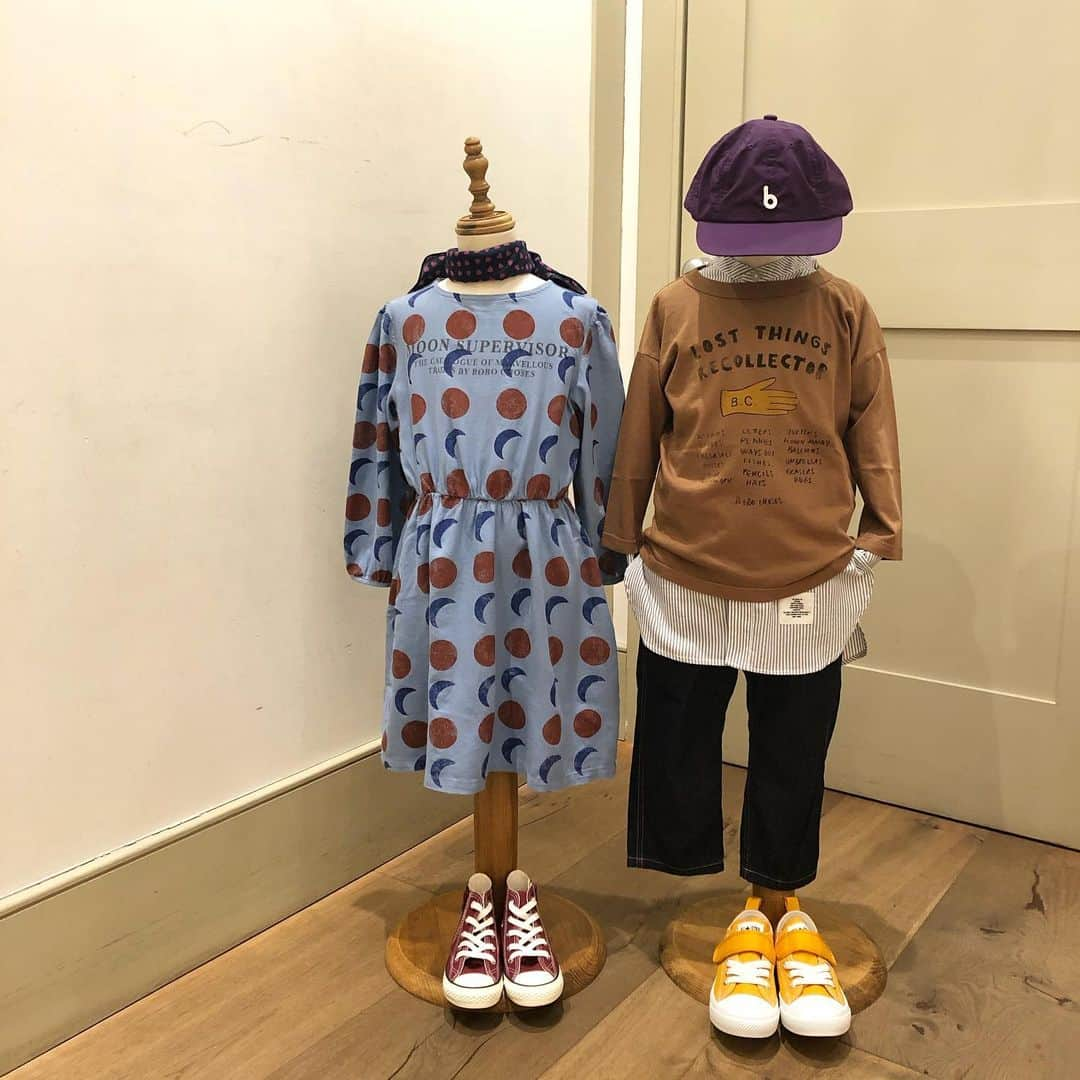 こども ビームスさんのインスタグラム写真 - (こども ビームスInstagram)「【new arrival】 ＜BOBO CHOSES＞ . ヴィンテージのような素材感と、シンプルすぎず、主張しすぎないデザインが魅力の「BOBO CHOSES(ボボショーズ)」 ❗️  2020年秋冬アイテムが入荷しました🍁  サイズは6ヶ月から11歳までございます。  お早めにお問い合わせください。 .  【2BUY 10%OFF開催中】  7月23日（木・祝）より、 2点以上のご購入でセール品が表示価格から更に10%OFF、加えてセール対象品を拡大し再値下げも！お得なこの機会をどうぞお見逃しなく。  開催期間: 2020年7月23日（木・祝）より 開催店舗: 全国のビームス店舗  ※ビームス アウトレット各店は実施いたしません。   公式オンラインショップ ※7月23日（木・祝）0:00〜スタートいたします。 ※1回のお買い物で購入点数が2点以上の場合に特典適用となります。 ※オンラインショップでのお取り寄せご注文をご利用の場合、他の商品と同時に決済いただけない為、特典適用対象外となります。  .  新型コロナウィルスの感染拡大を防止し、お客様とスタッフの安心安全を守るため、衛生管理体制にて営業いたします。  ご迷惑をお掛けし申し訳ございませんが、何卒ご理解ご協力のほど、宜しくお願い申し上げます。  ビームス各店舗の営業状況につきましては、施設、店舗へお問い合わせください。  . #bobo #bobochoses #ボボ #ボボショーズ #2020aw #spain #こどもふく #こども服 #スペイン #バルセロナ #ヴィンテージ感 #風合い #秋冬 #ロングティーシャツ  #ロングティー #キッズロンt  #ベビーロンt #longsleevetshirt  #キッズワンピース #キッズワンピースコーデ #キッズコーデ #キッズコーデ男の子 #キッズコーデ女の子 #kodomobeams  #beams  #daikanyama  #こどもビームス  #ビームス  #代官山 新作アイテムはプロフィールのリンク🔗からビームス公式サイト、こども ビームスページをチェック❗️ ※お問い合わせにつきましては、お電話にて承ります。」7月27日 17時08分 - kodomo_beams