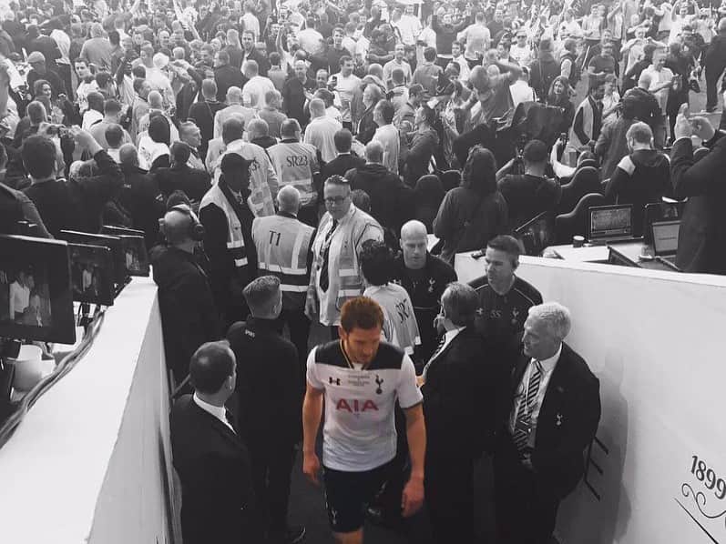 ヤン・フェルトンゲンのインスタグラム：「So my time at the club comes to an end. A sad day for many reasons. I will miss the friends I’ve made here, the staff that make the club run, playing at the amazing new stadium & of course you fans. Thank you for all the support over the years. You’ve been amazing. We had many unbelievable memories but for now, it’s goodbye 💙 #COYS」