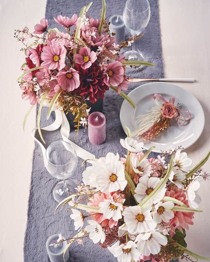 東京堂アーティフィシャルフラワーMAGIQのインスタグラム：「・ 『Autumn＆Winter　Collection　2020』  【Autumn Color Flower(オータムカラーフラワー）】 ・ GF1081-20　サークルBOX　M FM9200-42　エレガンコスモスブッシュ FM971-42　アンティークダリアブッシュ RT21600-7　900サテン・R　25ｍｍ GZ201　アートフォーム WSPF-31　ノンワックスペーパー"  ・ 【サマードアリース　キャンペーン】開催中！ ＊期間：７月９日（木）～７月３１日（金） ＊発表：８月６日（木）・７日（金） ＊入賞者：６名 応募は簡単！ 以下参加方法にて、どなたでも参加OKです！ ・ ◎参加方法 ① @magiq.jp をフォロー ② #magiqサマードアリース2020 をタグ付けて 投稿して下さい！    皆さまの参加お待ちしております！！ ・ #TOKYODO #MAGIQ #MAGIQのある暮らし #東京堂 #アーティフィシャルフラワー #アーティフィシャル #アートフラワー #造花 #花のある暮らし #花好きな人と繋がりたい #フラワーデザイン #フラワーアレンジメント#コスモス #テーブルフラワー  #フラワーアレンジ #アレンジメント #花を飾る #artificial #artificialflower #flowerofinstagram #flowersoninstagram #autumnflowers  #花藝 #꽃스타그램 #조화」