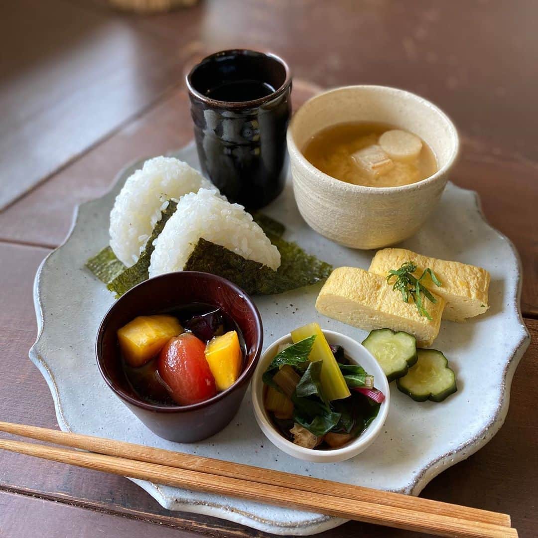cafezakkagallery-flagのインスタグラム：「▪︎ FLAG小市▪︎ コロナ対策をしつつ、小さな市を開催致します。  FLAGにて7/29(水)30(木) 11:00-16:00まで  「FLAGの小市」  奈良老舗のお茶屋さん @kaheehonpo  普賢寺の美味しいお野菜 @fugenjifureainoeki   FLAGでは焼き菓子やおにぎりランチをご用意致します。 ぜひエコバッグのご用意をお願い致します。  cafeでは通常営業ですが和食ランチが おにぎりランチと変更致します。  コロナ対策として、色々とお願いがございます。  1、3名以上のご来店は全てご予約制となります。ネットよりお申し込み下さいませ。当日はお電話にてお願い致します。  2、滞在時間は2時間までとなります。  3、お食事後のお喋りではマスク着用にてお願い致します。  コロナ対策をしつつ、お買い物や お食事を楽しんで一時でも ゆっくりして頂けると嬉しいです。  こんな時代にも柔軟に楽しめれる 何かを模索しつつ、ワクチンなり お薬など出来た頃には 何とか乗り越えれたねーと笑えたらいいなぁ。  #cafeFLAG #cafezakkagalleryflag  #嘉兵衛本舗  #普賢寺ふれあいの駅  #cafeFLAGの小市」