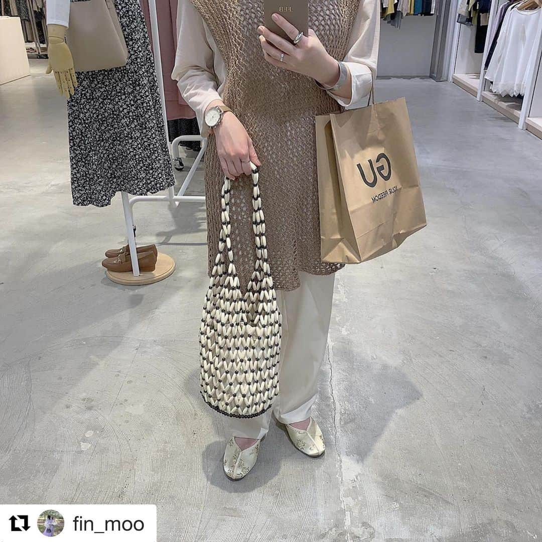 ショップにこにこさんのインスタグラム写真 - (ショップにこにこInstagram)「#Repost @fin_moo with @get_repost ・・・  ﻿ いつもはGU派だけど﻿ たまに行くUNIQLOが﻿ とんでもなく﻿ 当たりの時がありますね🏃🏻‍♂️﻿ ﻿ 職場の先生と﻿ 買い物行った時コーデ👶🏻🎈﻿ バケツ型ウッドビーズ﻿ 新入りアイテムです🥺﻿ ﻿ ﻿ ﻿ #ニットベスト #淡色女子 #ベージュコーデ #チャイナシューズ #ウッドビーズ #ジーユーコーデ #ショップにこにこ_zozotown #zozotown #gu #merlot #studioclip #chinashoes #rili_tokyo #sucle」7月27日 17時25分 - shopnikoniko