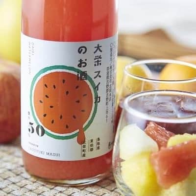 KURAND@日本酒飲み放題さんのインスタグラム写真 - (KURAND@日本酒飲み放題Instagram)「「夏」を感じるお酒です。 思い出にのこるスイカの味。  『大栄スイカのお酒』  鳥取県の北栄町のこだわり農家がつくった 「食べたひとを笑顔にする」大栄スイカを 贅沢に使って、お酒にしました。  ひとくちで口いっぱいに「スイカ」を。 果汁50%で、果肉も入っています。  そのままで美味しいのはもちろん、 凍らせてリッチな「スイカシャーベット」にも。 夏をめいいっぱい楽しめるお酒です。 ﻿ 7月27日（月）、本日は #スイカの日  ぜひチェックしてみてください。  お酒の詳細やお買い物は ﻿ ▼プロフィールのリンク先の公式HPから。 ﻿ @kurand_info﻿ ﻿ 始めてのお酒と出会いませんか？﻿ まぜはぜひ、ページを見てみてください。﻿ ﻿ #kurand #kurandsakemarket #sakestagram #酒スタグラム #飲みスタグラム #酒屋 #オンライン #珍しいお酒 #お酒好き #商品紹介 #夏のお酒 #酒ガチャ #sake #スイカ #スイカの#晩酌 #酒ライフ」7月27日 17時27分 - kurand_info
