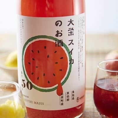 KURAND@日本酒飲み放題さんのインスタグラム写真 - (KURAND@日本酒飲み放題Instagram)「「夏」を感じるお酒です。 思い出にのこるスイカの味。  『大栄スイカのお酒』  鳥取県の北栄町のこだわり農家がつくった 「食べたひとを笑顔にする」大栄スイカを 贅沢に使って、お酒にしました。  ひとくちで口いっぱいに「スイカ」を。 果汁50%で、果肉も入っています。  そのままで美味しいのはもちろん、 凍らせてリッチな「スイカシャーベット」にも。 夏をめいいっぱい楽しめるお酒です。 ﻿ 7月27日（月）、本日は #スイカの日  ぜひチェックしてみてください。  お酒の詳細やお買い物は ﻿ ▼プロフィールのリンク先の公式HPから。 ﻿ @kurand_info﻿ ﻿ 始めてのお酒と出会いませんか？﻿ まぜはぜひ、ページを見てみてください。﻿ ﻿ #kurand #kurandsakemarket #sakestagram #酒スタグラム #飲みスタグラム #酒屋 #オンライン #珍しいお酒 #お酒好き #商品紹介 #夏のお酒 #酒ガチャ #sake #スイカ #スイカの#晩酌 #酒ライフ」7月27日 17時27分 - kurand_info
