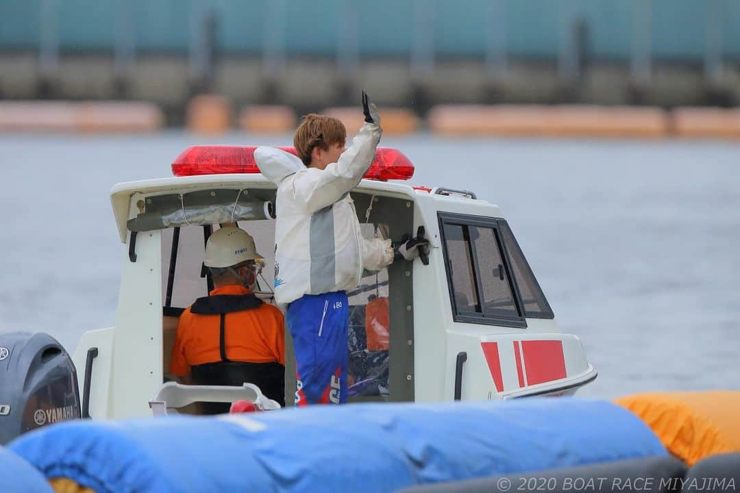 ボートレース宮島さんのインスタグラム写真 - (ボートレース宮島Instagram)「. 🚤ルーキーシリーズ第13戦第6回スカパー！・JLC杯🚤 . 見事優勝に輝いたのは、福岡支部の🥇仲谷颯仁選手🥇 . 仲谷選手は１０戦６勝の好成績で、優勝戦は１コースから“逃げ”を決め、２０２０年６月・福岡 以来 １か月ぶり、通算１０回目(宮島では初)の優勝を飾りました🎊🎊 . 仲谷選手、優勝本当におめでとうございます🎉✨ . ファンの皆さま、一節間ありがとうございました🍀 次節もボートレース宮島をよろしくお願いいたします✨ . 🐵「次節は8月3日から第3回東京スポーツグループ杯🚤」 . . #ボートレース宮島 #宮島競艇場 #宮島競艇 #パルボート宮島 #モンタ #ボートレース #boatrace #競艇 #競艇場 #ボートレースな日々  #ボレジョ #ボートレーサー #競艇選手  #ルーキーシリーズ #福岡支部 #仲谷颯仁 #逃げ #優勝戦 #優勝 #優勝おめでとう🎉 #好成績」7月27日 17時40分 - boatrace_miyajima