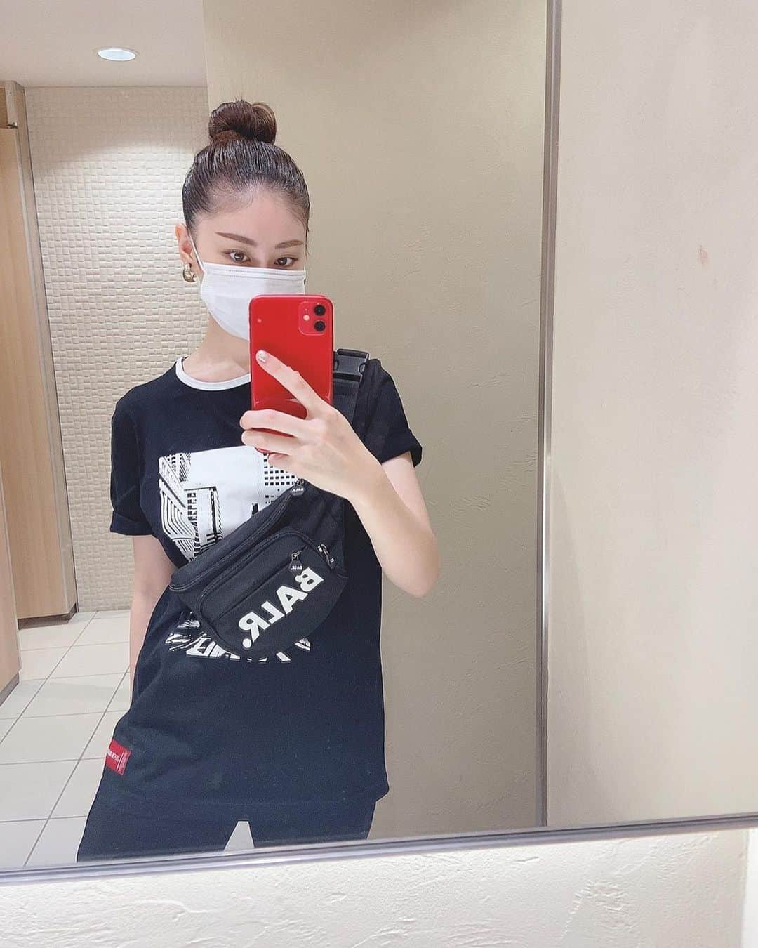 永島あゆみのインスタグラム：「👕 ・ 全身BALR❤︎ 全身真っ黒コーデになってしまいました😂 暑くて天気がコロコロ変わる時は動き やすい格好が1番ですね👟 最近オールバックのポニーテールか トップのおだんごかで、楽にかつ綺麗に 見えるようにしてます♡ ・ #balr  #全身コーデ #全身黒コーデ  #私服 #ヘアアレンジ  #ポニーテール  #おだんごヘア  #vo5 #宝塚愛用 #ヘアスプレー  #夏 #いつもありがとうございます  #👕」