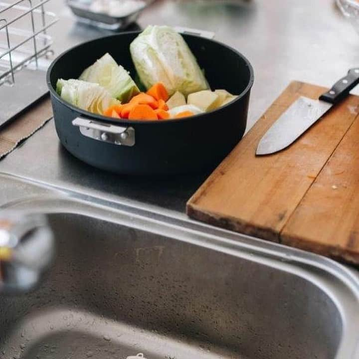 Snow Peakさんのインスタグラム写真 - (Snow PeakInstagram)「Cookwares that connects HOME & CAMP. You can bring home-made dishes to camp. . お家で料理の準備をするところから、 楽しいキャンプが始まっているのです。 . 家で下ごしらえを済ませて、 キャンプに持っていくことができたら、 一番楽しい団らんの時間をもっと長く、 余裕をもって楽しめる。 . HOME＆CAMPクッカーは、 キャンプビギナーさんもきっとよろこぶ 豊かなキャンプシーンを創出します。 . . ご購入・商品詳細は、 商品タグをタップして オンラインストアへどうぞ。 . . ◇オンラインコンシェルジュによる チャットサービスを実施中！ 知識豊富なスノーピークスタッフが お客様のお買物をサポートいたします。 . . . 人生に、野遊びを。 .　 #NOASOBI embrace your nature . #snowpeak #homecampクッカー」7月27日 17時35分 - snowpeak_official