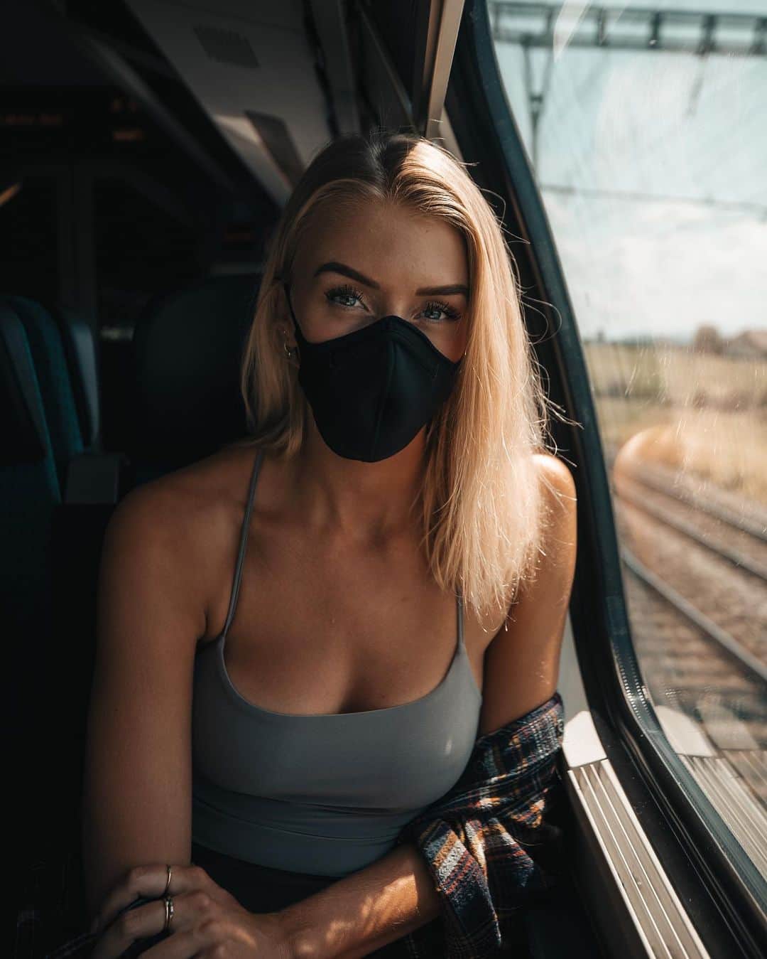 Zanna Van Dijkさんのインスタグラム写真 - (Zanna Van DijkInstagram)「Reasons to wear a mask include: reducing the spread of coronavirus, not applying makeup to the lower half of your face and lip syncing without anyone knowing 😹 But seriously guys, don’t be a dingbat. Do your bit & wear a mask 🙌🏼 Want a reusable one? Check out @staywildswim [my own brand - back in stock soon!] 💙 Photo: @chrispriestley__ 📸  #wearamask #doyourbit #coronavirus #staysafe」7月27日 17時37分 - zannavandijk