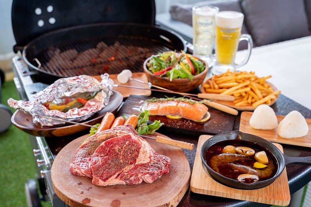 のインスタグラム：「「手ぶらでBBQプラン」 この夏の思い出に都会の中心地でリゾート気分を満喫♡なんていかがですか？🍹  名古屋駅西出口すぐ🏙 11CUBEビルの屋上にある「駅西BBQテラス」さん🍻  2020年8月31日（月）までの期間限定で本格バーベキューを楽しむことができる、名古屋の隠れ家的BBQスポットです🥩🔥  人工芝にソファ席が並ぶ、ゆったりとした空間☺️ 屋根が併設されているので天気を気にすることなく楽しめます🌴🌈  写真は「手ぶらでBBQプラン（ソフトドリンク付）」¥3,500（税込）  エビのアヒージョやプランクサーモンなど、他のBBQとはひと味違うおしゃれなラインナップですね🦐🐟✨  こちらではすべてのメニューをスタッフさんに焼いていただけるので、女性だけでも安心です🙆‍♀️⭕️  コースに＋¥500で42種類のアルコール飲み放題をつけられるだけでなく、なんとプレミアムモルツまで飲み放題メニューに含まれています🍺🤩  お肉が好きな人におすすめの、国産サーロインが付く¥4,500のプラン、食材を持ち込んで自分達だけのBBQを楽しむ ¥2,000の場所貸しプランもあります☺️  駅西BBQテラスさんで皆さんも素敵なひと時を過ごしてみてはいかがですか？🌴🍺🌈  さらに詳しくは、Web版ナゴレコをご覧くださいね👏﻿ ﻿ #PR﻿ #駅西BBQテラス #ナゴレコ﻿」