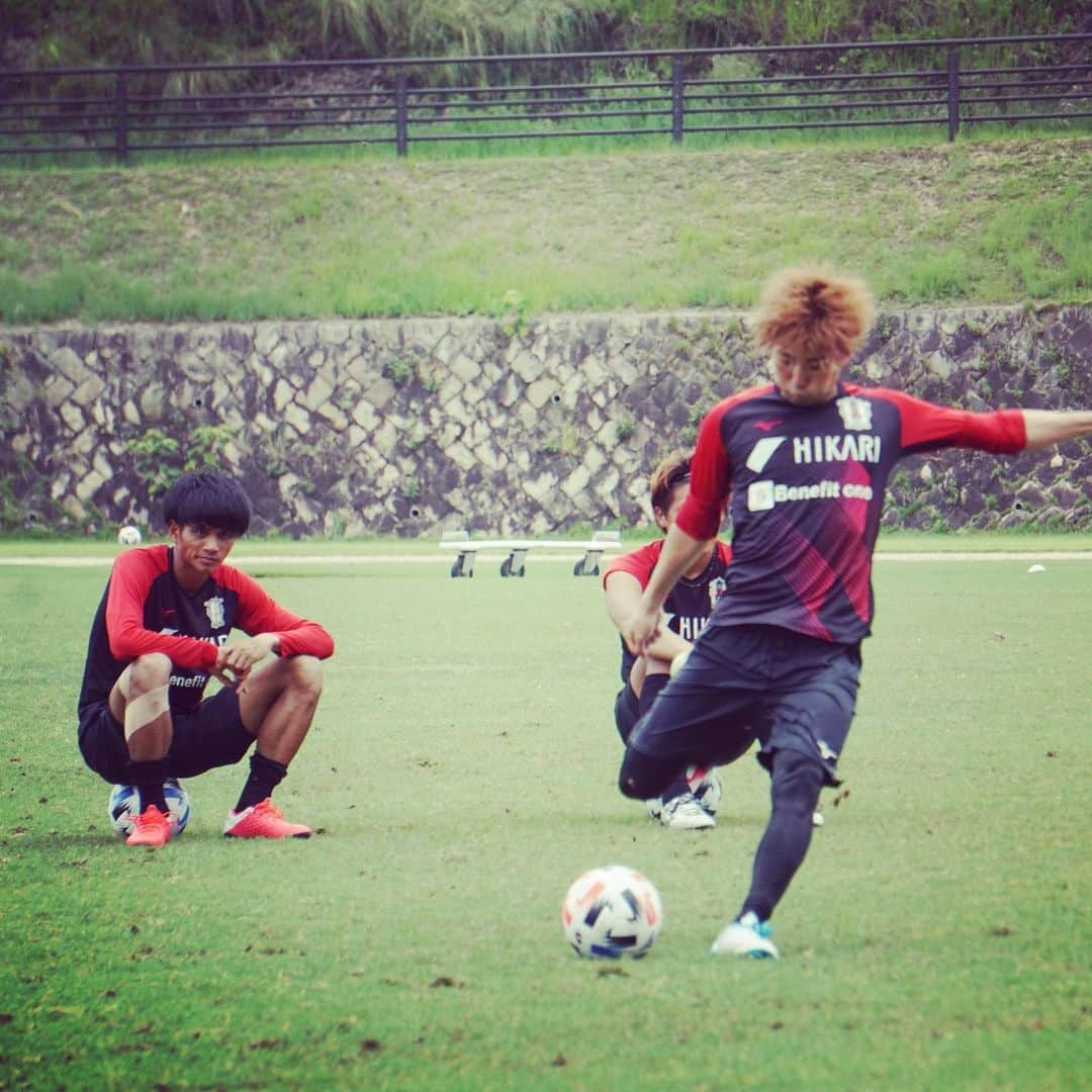 愛媛FCさんのインスタグラム写真 - (愛媛FCInstagram)「today's training 番外編💪  最近のトレンドは「誰かのシュート練習中の #長沼洋一 選手」です！✨  #ehimefc  #全進 #熱狂 #ココロハトモニ12」7月27日 17時41分 - ehimefc12