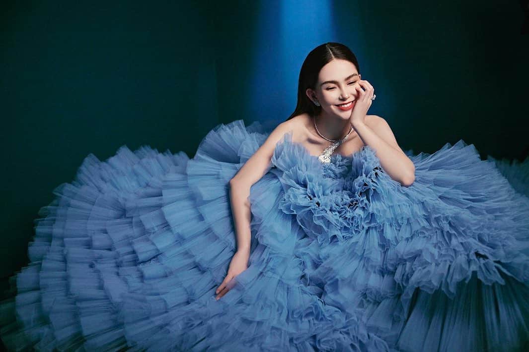 ハンナ・クインリヴァンのインスタグラム：「My New Fav 我的新寶貝 @boucheron」