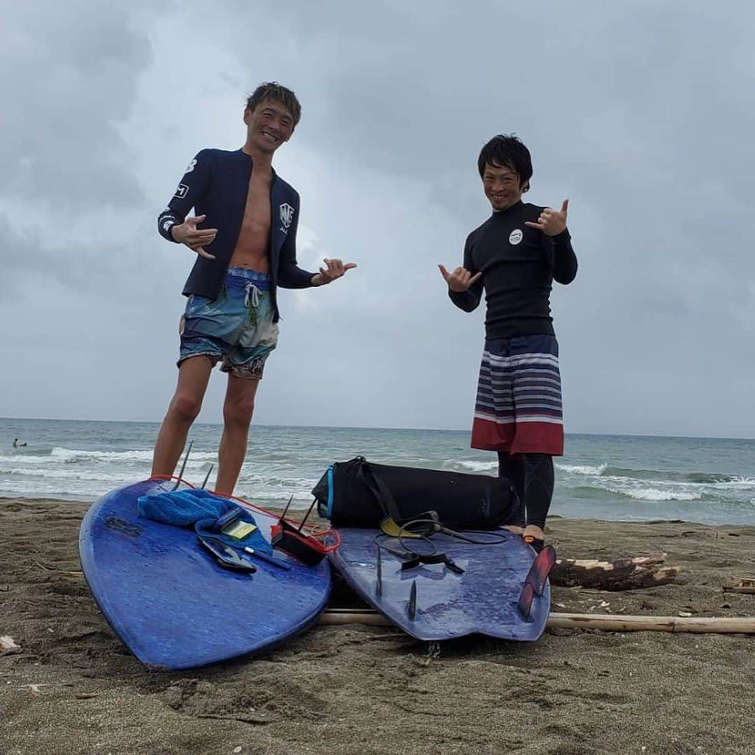 峰竜太さんのインスタグラム写真 - (峰竜太Instagram)「高知県の入野海岸で片岡まーくんと波乗りしてきた🏄‍♂️ 徳島から4時間‼️ 遠かったし、雨降ってたけど最高に楽しかった！ 四国まあまあ制覇したな。 2人ともロブ・マチャドのSEASIDEをおソロで愛用というキモい仲w ロブ竜太と片岡マチャド🤣 いつも車で連れてってくれてありがとう！ そしていつも最高の写真撮ってくてるプロ級のカメラマンのまーくんの嫁さんありがとう！ SG優勝🏆からの波乗り🏄‍♂️ もう何も言うこと無し〜 幸せの極みでした😆 #入野海岸 #ロブマチャド #シーサイド #腹減り過ぎて死にそう #幸せ満喫中 #素敵な写真ありがとう @kataoka.a_627」7月27日 17時57分 - ryuta.4320