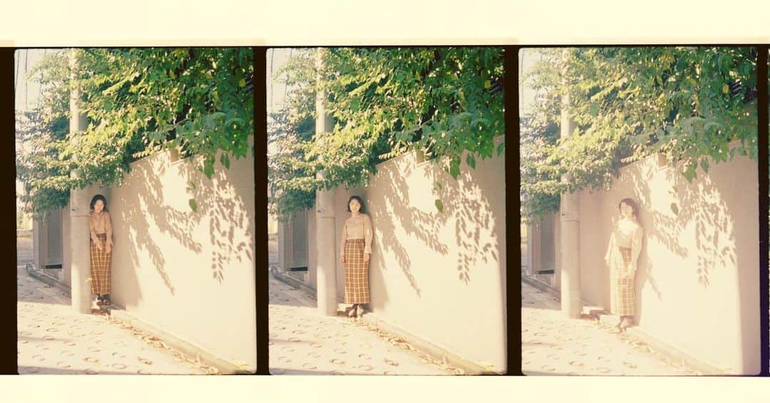 岸茉莉さんのインスタグラム写真 - (岸茉莉Instagram)「電柱に吸い込まれていく人🚏  #film#filmcamera#filmphotography#contaxt2#フィルム#フィルムカメラ#contax#camera#japan#japanesegirl#35mmfilm#portrait#ポートレート#photo」7月27日 17時53分 - kishi_mari