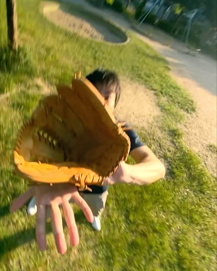 ぞのさんっのインスタグラム：「・ ・ スポーツ⚾️× iPhone 📱 ボール目線ってこんな感じ？笑 落とさないように気をつけて下さい😅 ・ ・ Sports ⚾️× iPhone📱 ・ Looking at the ball? 😂 ・ #videotips #filmmakers #creative  ・ #動画 #動画編集 #動画制作 #動画撮影 #映像 #カメラワーク#スポーツ #野球 #スマホ #iphone #おすすめ」