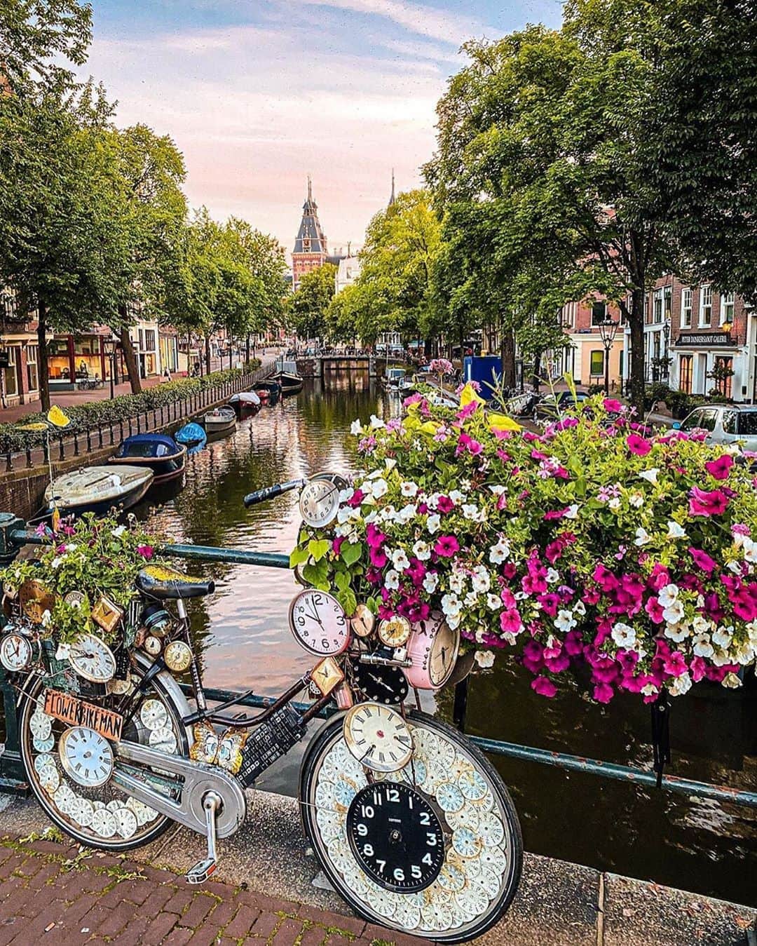 BEAUTIFUL DESTINATIONSさんのインスタグラム写真 - (BEAUTIFUL DESTINATIONSInstagram)「This pretty unique bike just caught our attention! 🚲 Do you know that Amsterdam is one of the most bike-friendly cities in the world? ⠀⠀ Cycling is the most authentic way for any visitor to go around and explore this city — known for its artistic heritage, elaborate canal system and narrow houses with gabled facades. 🚴🏼‍♂️There are so many thing to do and see!!  ⠀⠀ What's your fondest memory in Amsterdam? Don't forget to tag friends you'd love to go here with 🙋🏻‍♀️🙋🏽‍♂️ ⠀⠀ 📸 @arden_nl 📍Amsterdam, Netherlands」7月27日 17時53分 - beautifuldestinations