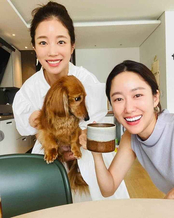 チョン・ヘビンさんのインスタグラム写真 - (チョン・ヘビンInstagram)「현지니가 밥해준다고 오라고해서 은세랑 신나게 달려갔는데 현진이는 없고 장금이가 있었다 야~~뭔데~~~~ 왜이리 맛있는데에에에에😆😆😆 #명란솥밥 #현지니집밥 #긴장해서자다벌떡일어나서 #감자조림하고 #어머니께서직접볶아주신 #허니농법 #커퓌☕️ #너무나맛나네요  잘먹었당♡ 앞으로 종종 불러ㅋㅋ  (#현진이팬분들 #생사확인끝 #행복하게잘지내고 #있습니다😉)」7月27日 18時00分 - heavenbin83