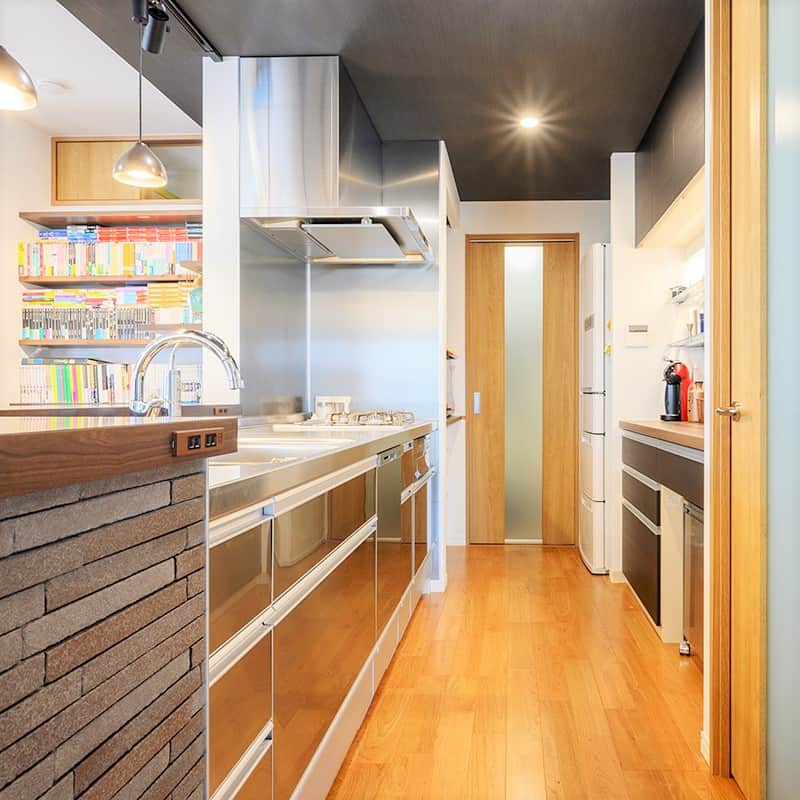 SOMPOホールディングスグループ フレッシュハウス(公式) さんのインスタグラム写真 - (SOMPOホールディングスグループ フレッシュハウス(公式) Instagram)「.⁣ 🏡【デザイン性の高いキッチン】🏡⁣ ⁣ 明るくて使いやすい理想的なキッチン。⁣ メタリック＆石目＆木目と異なる素材を組み合わせ、⁣ デザイン性の高いキッチンになりました。⁣ ⁣ それぞれのキッチン台には広い作業スペースを確保。⁣ 家族で楽しくお料理する姿が目に浮かびます✨⁣ .⁣ .⁣ #フレッシュハウス #freshhouse #リノベーション⁣ #リノベ #リノベーション住宅 #リノベーション事例⁣ #リフォーム #リフォーム専門店 #リフォーム工事⁣ #リフォーム記録 #リフォーム事例 #住宅 #住宅デザイン⁣ #施工事例 #建築 #改装 #住まい #家 #家づくり#マイホーム⁣ #キッチン #ダイニングキッチン﻿ #デザインキッチン⁣ #メタリック #石目 #木目 #快適空間 #家族団欒⁣ #理想のキッチン #新たな生活様式」7月27日 18時00分 - fresh_house_design