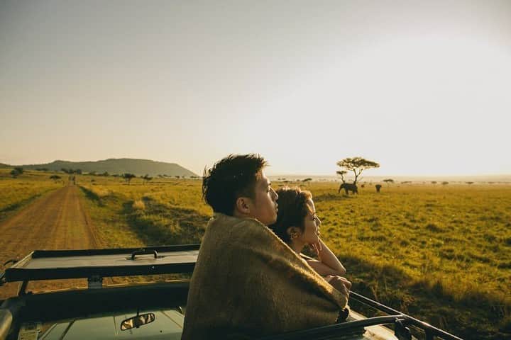 ゼクシィさんのインスタグラム写真 - (ゼクシィInstagram)「【撮影地はアフリカ？！ロケーションフォト実例SNAP🌍】 . 今回は、#ゼクシィ2020 のハッシュタグをつけて 投稿頂いた中から、なんとアフリカのケニアで ロケーションフォトを実施した 先輩花嫁さんの実例フォトをご紹介します🇰🇪 . ケニアの広大な大地に 野生の動物を見ながら佇むふたり❤️ 壮大な世界観にうっとり。 . シンプルなデザインのウエディングドレスや 深いグリーンのパンプスが ロケーションにもマッチしていますね👗 . @zoo__774 さま . . +♥+:;;;:+♥+:;;;:+♥+:;;;:+♥+:;;;:+♥+:;;;:+♥ . プロポーズから結婚式まで素敵なお写真募集中📸 . ゼクシィ公式アカウントでお写真を紹介してみませんか？ 【#ゼクシィ2020】 を付けて投稿してください📮 . +♥+:;;;:+♥+:;;;:+♥+:;;;:+♥+:;;;:+♥+:;;;:+♥ . ▼花嫁さんダウンロード数No.1 ゼクシィアプリはURLから🙌 @zexyrecruit . .  #前撮り#サファリフォト#ロケフォト#海外挙式#後撮り _ #海外前撮り#サンライズ撮影#サンライズフォト#海外後撮り#フォトツアー#ケニア前撮り#ケニア後撮り#アフリカ挙式#アフリカハネムーン _ #ハネムーンフォト#アフリカ旅行#ケニアウェディングフォト#アフリカウェディングフォト#アフリカフォトツアー#全国のプレ花嫁さんと繋がりたい#日本中のプレ花嫁さんと繋がりたい#ケニアウェディング#アフリカ前撮り#アフリカウェディング _ #サファリウェディング#ゼクシィ#ちーむゼクシィ#幸せが動きだしたらゼクシィ」7月27日 18時01分 - zexyrecruit