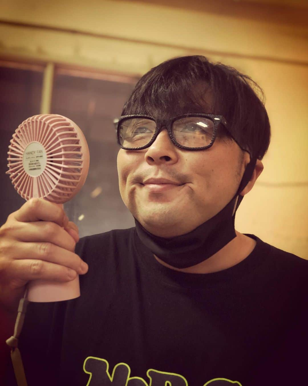 杉本知香さんのインスタグラム写真 - (杉本知香Instagram)「今日の芸人連鎖その2😆 #豊満乃風  の大地くんと平井くんばったり😆 扇風機でモノボケ😆 大地くんの裕次郎ショット🍷シブい🤣 平井くん、ただの暑がりなぽっちゃりさん🤣  #中目黒美容室 #ソーシャルディスタンス #モノボケ #豊満乃風 #デブ旦那#GOHANKUN #ダイノジ大地#ダイノジ#大地洋輔 #吉本坂46 #石原裕次郎#裕次郎#ブランデーグラス #どりあんず平井 #どりあんず#平井俊輔」7月27日 18時06分 - sugimotoc