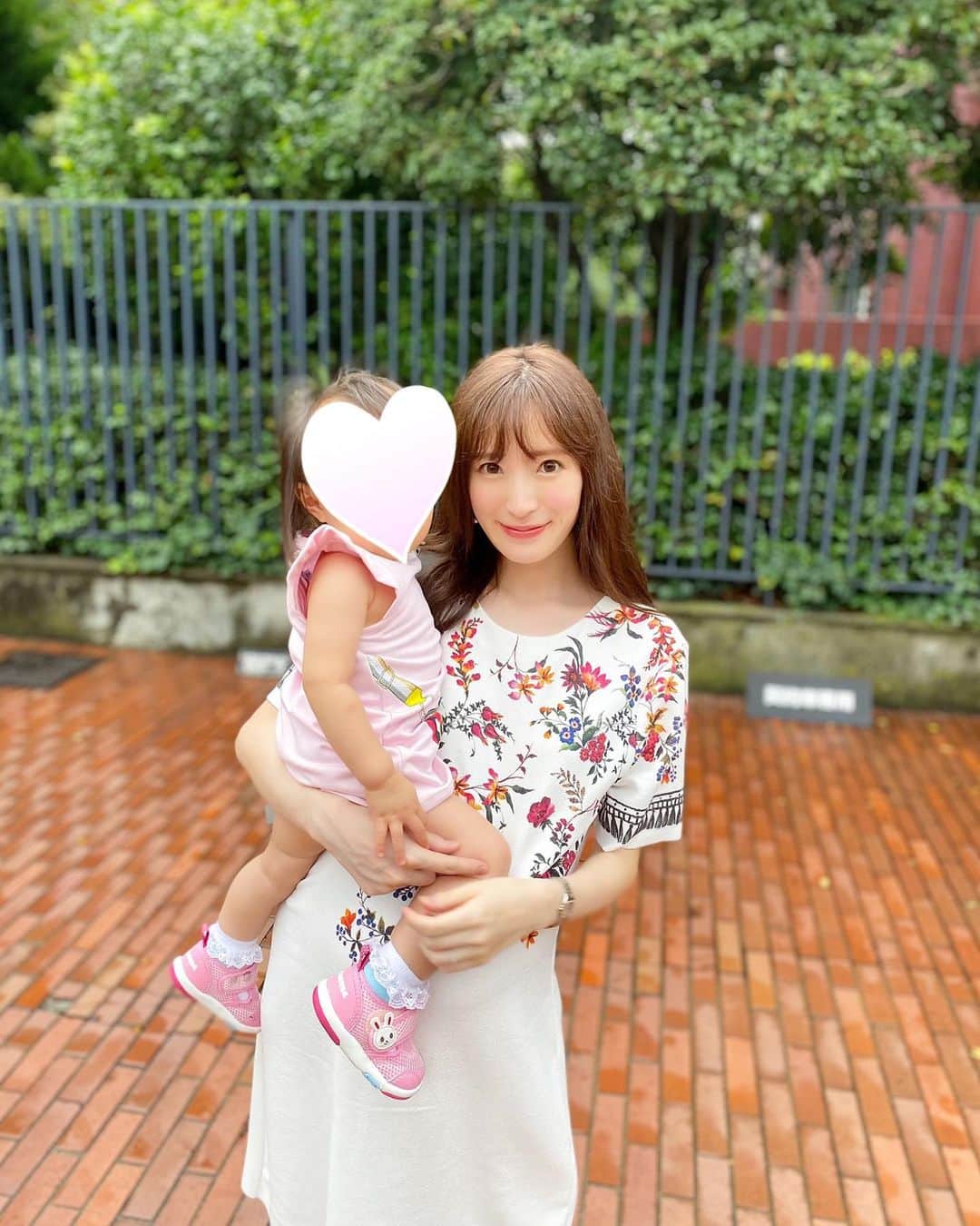 小林真由のインスタグラム：「ベビー用品を買いに🛌💓﻿ ﻿ 公園か検診くらいしか出てなかったので﻿ やっと着られたワンピース🍑﻿ セールになってるんだろうなぁと思いながら﻿ 着てない洋服シリーズが眠ってます🙈﻿ ﻿ ﻿ ﻿ 道で挨拶したおばさまに﻿ バッグをぶら下げてるみたいで可愛いわね♡と﻿ 言ってもらって﻿ それから洋服の柄が気になってしょうがない1歳児👜﻿ ﻿ ﻿ one-piece: #zara﻿ shoes: #giuzeppezanotti  bag: #chloe﻿ ﻿ ﻿ #ザラ #ジュゼッペザノッティ #クロエ #ファッション #コーデ #ママコーデ #女の子ママ #ママライフ #マタニティ #マタニティライフ #妊婦 #妊婦コーデ #マタニティコーデ #妊娠10ヶ月 #第二子妊娠中 #1歳 #女の子ベビー #ベビー #コーディネート #coordinate #fashion ﻿」