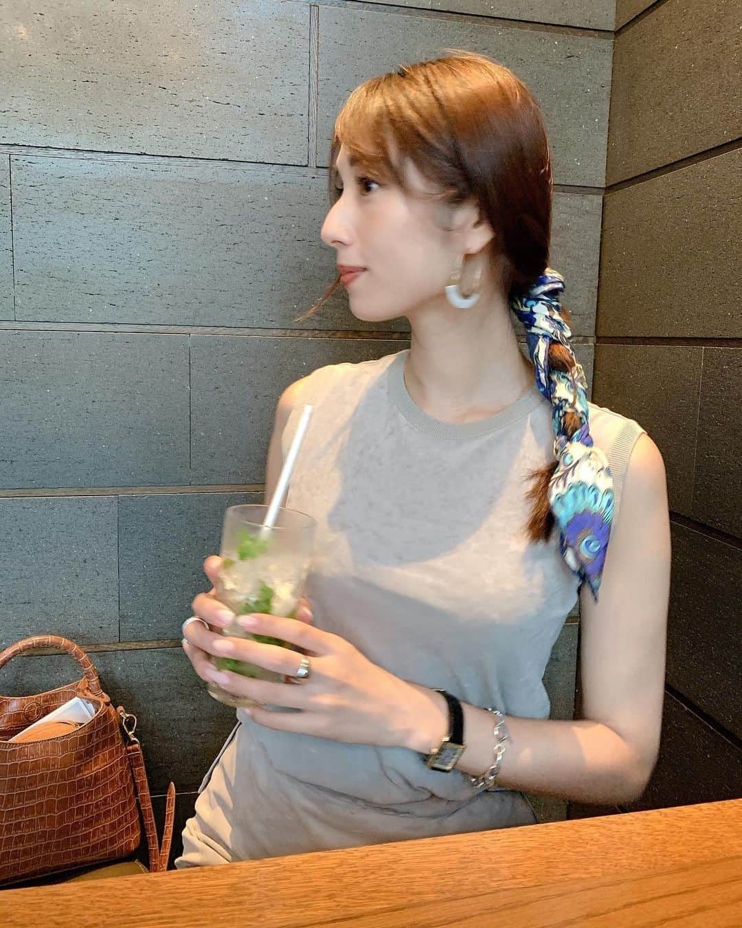 のインスタグラム：「夏はモヒートが飲みたくなる😊🌱  四連休は大人しく、トレーニングや近場でお買い物などして過ごしました♪  最近は @kinlochdesign をこんな感じでヘアアレンジにも使ってます♪♪  この柄とお揃いのチーフをお持ちの方もいらっしゃるはず❤️ なぜなら、 @nano_tiamo でこのお花柄のチーフを特別別注しているからです(笑)  どんなコーデされているのかなあ〜？？？😊  #kinloch  #kinlochdesign  #ティアモ別注」
