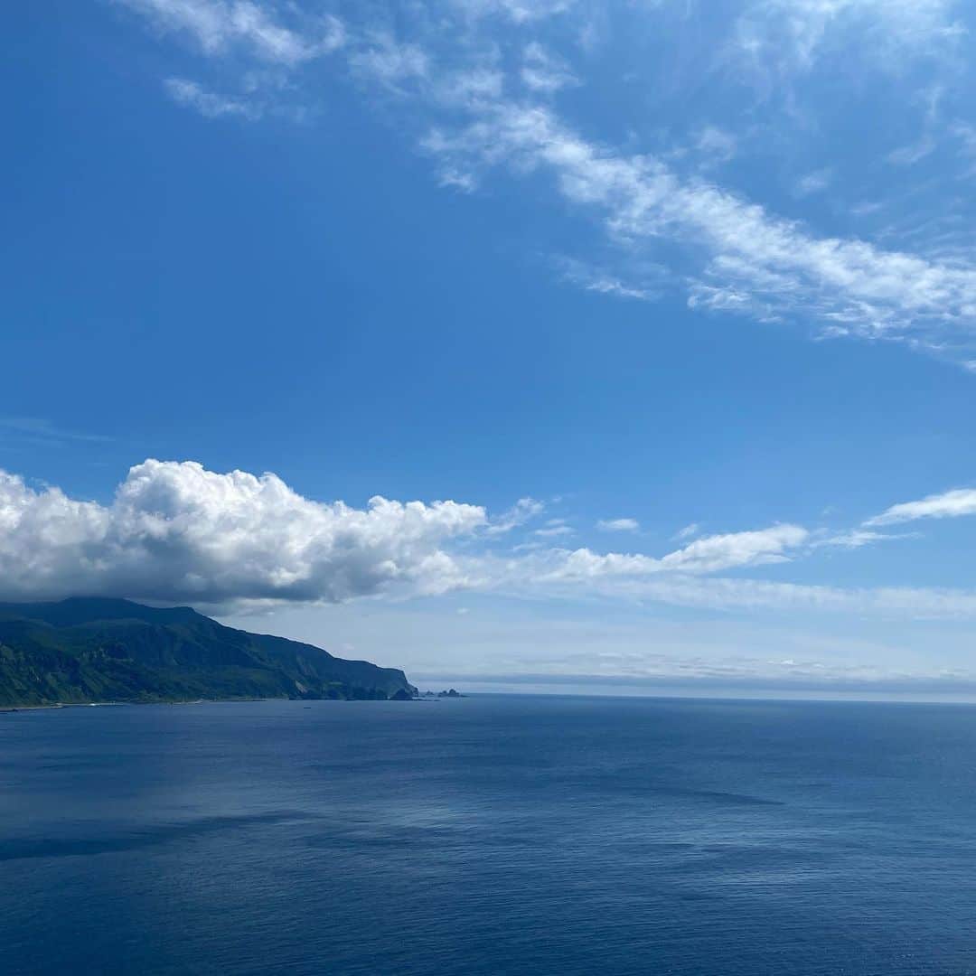 谷藤博美さんのインスタグラム写真 - (谷藤博美Instagram)「週末はみなさん﻿ どこかお出かけされましたか？﻿ ﻿ 連休をいただいたのですが﻿ お出かけは控えようと﻿ ほとんどを家ですごし大掃除に励みました。 が、お天気だった土曜日に積丹ブルーをめがけて﻿ 神威岬にドライブしてきました🚗﻿ ﻿ この日は空と海の青さに緑がはえて﻿ 最高に綺麗な景色を堪能できました✨﻿ ﻿ 多くの人で賑わっていましたが﻿ 写真を撮る時以外はみんなマスクを着用と﻿ 道民の皆さんの感染対策の意識の高さを感じました。﻿ ﻿ ただ気温が上がるとマスクを着用しての﻿ 坂の登り下りは少しハード...﻿ こまめな水分補給と紫外線対策の﻿ 必要性を感じました。﻿ ﻿ これからもっと暑くなるので﻿ 熱中症予防と感染対策をうまく﻿ 並行してすごしましょうね‼︎﻿ ﻿ 多くの方々持っているのを見かけている﻿ ハンディ扇風機私もそろそろ買おうかな？﻿ ﻿ ﻿ ﻿ 神威岬の帰りにお邪魔した古平町の港寿司さん海鮮ちらし丼と特製のウニの厚焼き卵を満喫しました。﻿ ﻿ ﻿ #谷藤博美　#アナウンサー　#北海道放送　#hbc #神威岬　#北海道　#hokkaido #青い海　#港寿司　#古平町　#青いソフトクリーム　#ドライブ　#積丹半島　#hokkaidotrip #日帰り旅行」7月27日 18時01分 - tanifuji_63