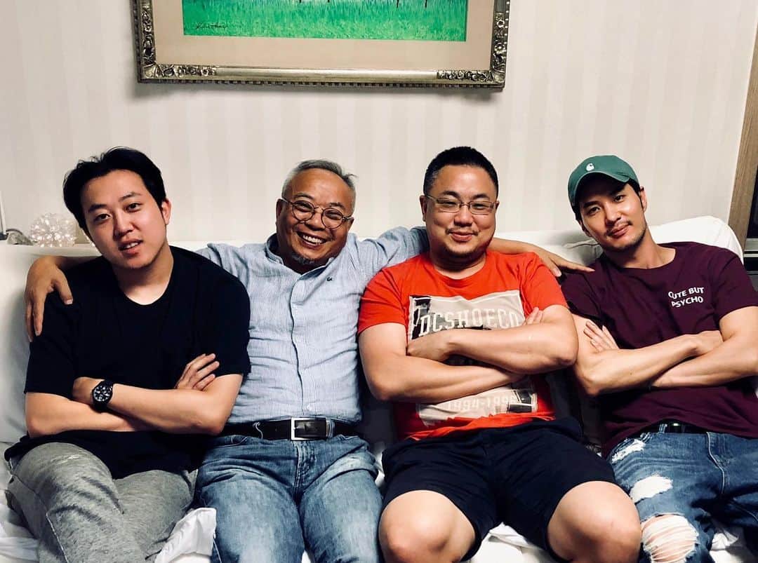 キム・ジソクのインスタグラム：「. (닮은건 별로 없지만) 가족입니다🌈」