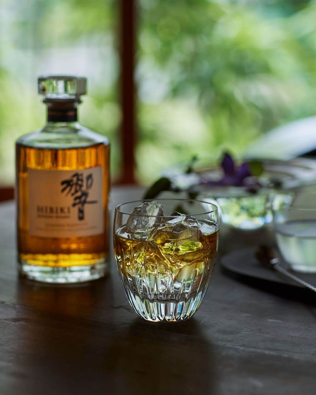 響 | SUNTORY WHISKY HIBIKIさんのインスタグラム写真 - (響 | SUNTORY WHISKY HIBIKIInstagram)「. HIBIKI TIME　～二十四節気・大暑～  ふと外に目を向ければ、そよぐ木々の緑に心が洗われる。 Take a look outside and feel cleansed by green leaves rustling in the breeze.  #hibiki #響 #二十四節気 #24seasons #大暑 #taisho #夏 #盛夏 #summer #glass #グラス #baccarat #バカラ#氷 #ice #ウイスキーフロート #whiskyfloat」7月27日 18時04分 - suntorywhisky_hibiki