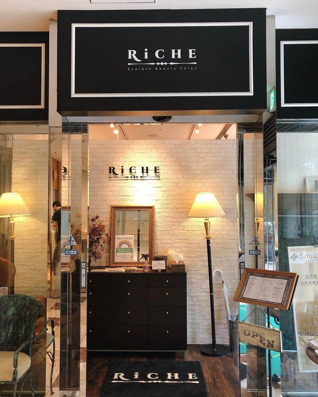 mimiさんのインスタグラム写真 - (mimiInstagram)「吉祥寺にある  RICHE @riche.kichijoji  で大好きなソニックフィット受けてきました☺️💕 7月8月限定で SonicFit＋炭酸パック＋高濃度炭酸ミスト美容液付き ￥29800 SonicFit＋植物幹細胞パック＋高濃度炭酸ミスト美容液付き ￥29800 で受けられるの😳✨ ソニックフィットの後に炭酸パックして炭酸ミスト美容液をして軽くマッサージしてもらったら 本当にびっくりするくらい 顔がスッキリ🙌❤️ ソニックフィットだけでも効果があるのに更に小顔に近づられる☺️ 7枚目が施術した後なんだけど 目の開きがいいし 顔もスッキリしてるのがわかるよね😆✨ ふかふかのリクライニングソファーで施術してもらうから 爆睡しちゃった🤣 ・ #sonicfit #ソニックフィット#riche吉祥寺 #riche #リッシュ吉祥寺 #リッシュ #小顔 #スッキリフェイスライン #最新美容機器 #最新美容 #美白効果 #リフトアップ #小じわ改善 #ぷるぷる肌 #美容マニア #綺麗になりたい #美活 #女子力アップ #mimi美容 #目力アップ」7月27日 18時04分 - chan.mi3