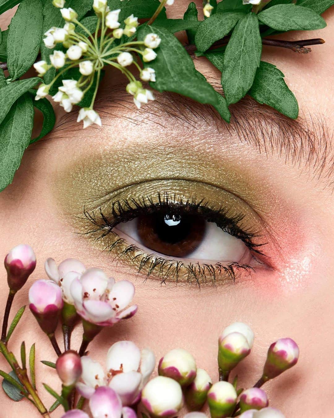 M∙A∙C Cosmetics Japanのインスタグラム：「M·A·Cではさまざまなカラー、質感のアイシャドウを豊富に取りそろえています🎨 デイリー使いにはもちろん、クリエイティブなメイクにもぴったり💋 ㅤ 【公式オンラインショップ限定特典】 ☑︎対象のM·A·Cリップ製品を含む税込8,250円以上お買い上げの方に、ミニサイズのリップスティック、「モカ」をプレゼント *7月28日(火) 23:59まで(なくなり次第終了) ＜対象リップ製品＞ ・リップスティック ・パウダーキス リップスティック ・ラブ ミー リップスティック ・パウダー キス リキッド リップカラー ・レトロ マット リキッド リップカラー ・テンダー トーク リップバーム ※上記に該当する限定コレクション製品も対象となります※ ☑︎初回ご購入のお客様へ10% OFFクーポンをプレゼント （クーポンコードwelcome） ㅤ #MACCosmeticsJapan #MACCosmetics #MAC #MACコスメ #マックコスメ #コスメ#コスメ紹介#コスメ好き#コスメレポ #化粧品 #デパコス #コスメ部 #コスメマニア #メイク好き#メイク道具#美容大好き#美容好き#メイクプロセス#トレンドメイク#夏メイク#メイクテク#アイメイク#アイシャドウ#グラデーション#アイシャドウパレット#一重メイク#スモールアイシャドウ#キラキラ#キラキラメイク」
