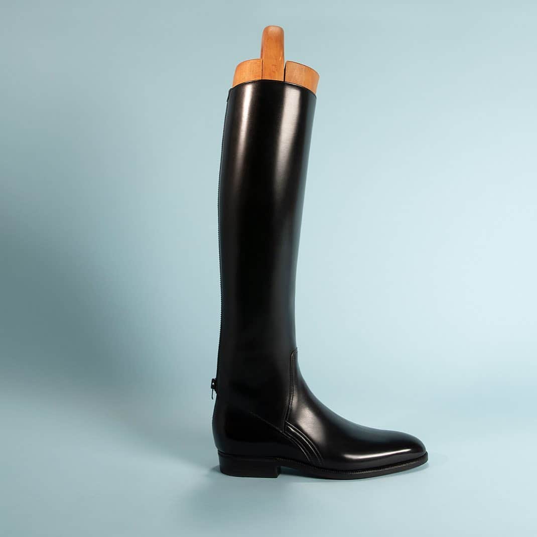 ジョンロブのインスタグラム：「From the Archive – Created for a client who had broken an ankle and was unable to bend it, John Lobb developed a "real faux-boot" for this rider to get back on the horse with elegance and comfort. In reality, a low-boot with a mounted extension and a zip sewn upside down for easy access, this clever boot gained popularity due to its practicality and sleek look of this ingenious system. . #johnlobb #johnlobbbespoke」
