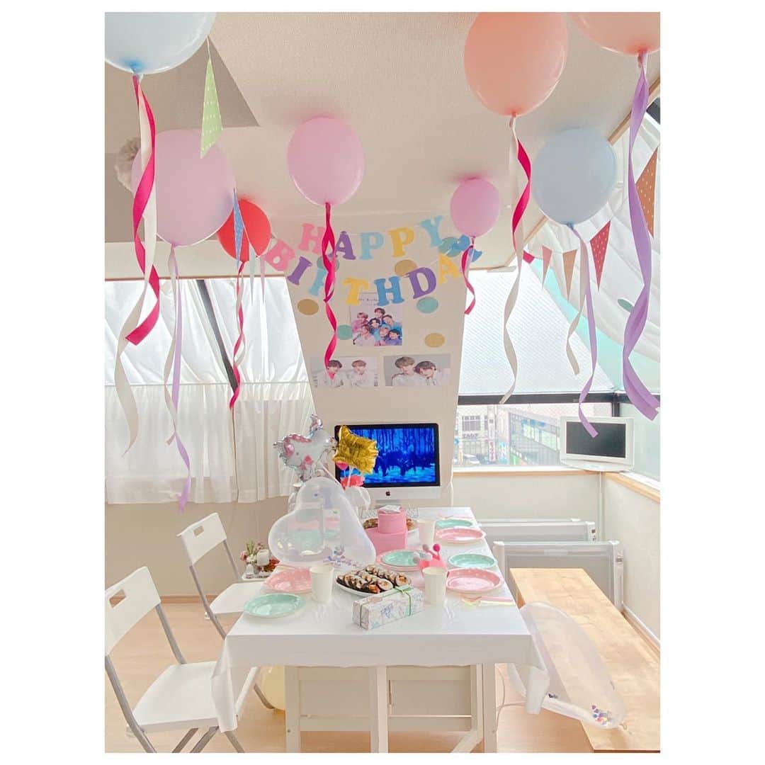 芥川舞子のインスタグラム：「娘が13歳となる今年の誕生日は外出しづらい時代で迎えたので、お家をデコレーションしてみました。 . 中学に入って初めて出来た大切なお友達ひとりを呼んでのパーティー。 ユンギペンの娘とテテペンのお友達に喜んでもらうための仕様にしてみました！(ちなみに主人はマンネペン、私はグクよりのオールペンです) . 韓国が大好きな2人のために、お料理もキムパ・トッポギ・チヂミと韓国を代表するものを作りました。 . みんなで楽しい時間を過ごせて良かったです。 . #bdayparty」