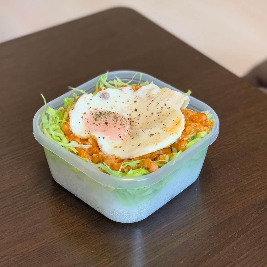 鈴木莉紗さんのインスタグラム写真 - (鈴木莉紗Instagram)「タコライス弁当🌺🌊🏄‍♂️ どんぶりは洗い物が少なくて助かる😂 キャベツはタンパク質の消化を促してくれるのとコスパが良いので最近よく使います。 千切りは気分転換になる🥰 #旦那弁当 #タコライス弁当 #男子弁当 #アスリートフードマイスター #アスリート飯」7月27日 9時21分 - suzuki__lisa