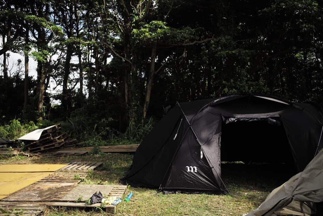 谷尻誠さんのインスタグラム写真 - (谷尻誠Instagram)「We camped between the sea and the fields. #camp #camptects #holiday」7月27日 9時26分 - tanijirimakoto