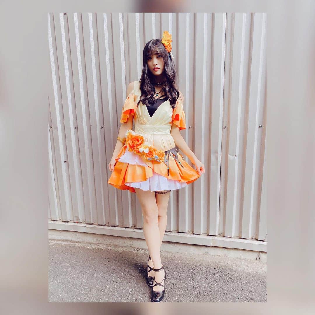 のインスタグラム：「🧜‍♀️👗🧜‍♀️ 松山ダリアちゃん衣装✨ 普段の私はモノトーンの服 ばかりなので 衣装で明るい色を纏うと 違う自分になれて好き☺️💕 オレンジに黄色...明るい🥺 #fashion #D4DJ #Merm4id #グルミク #松山ダリア #衣装 #最and高」