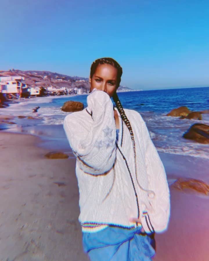 レオナ・ルイスのインスタグラム：「I 💙 my cardigan @taylorswift」