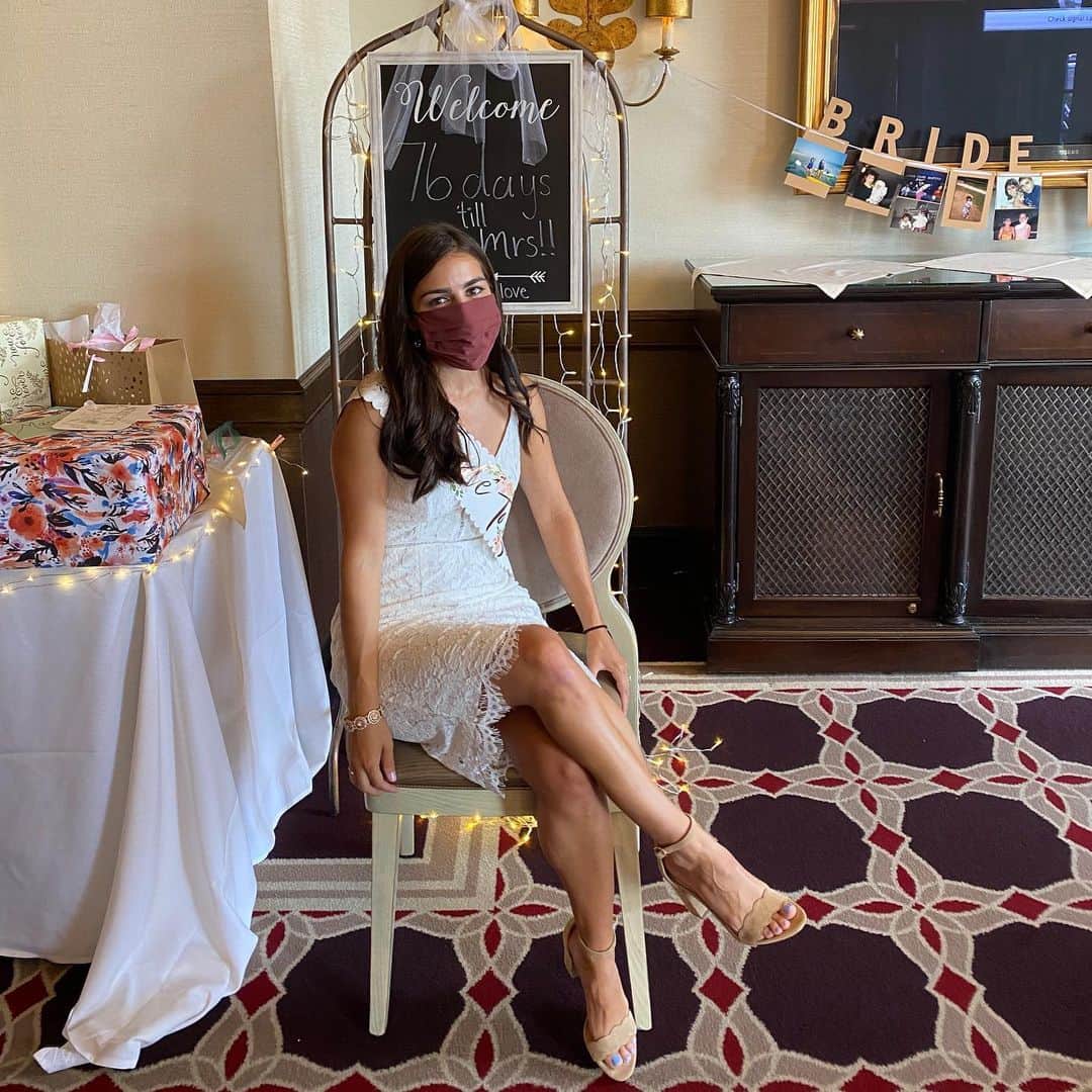 マリッサ・キャステリのインスタグラム：「Showered in love 🥰huge thank you to my friends and family that celebrated with me❤️ . . . . . . *#bridalshower #engaged #octoberwedding #showerwithlove #bridetobe2020 #bridesquad」