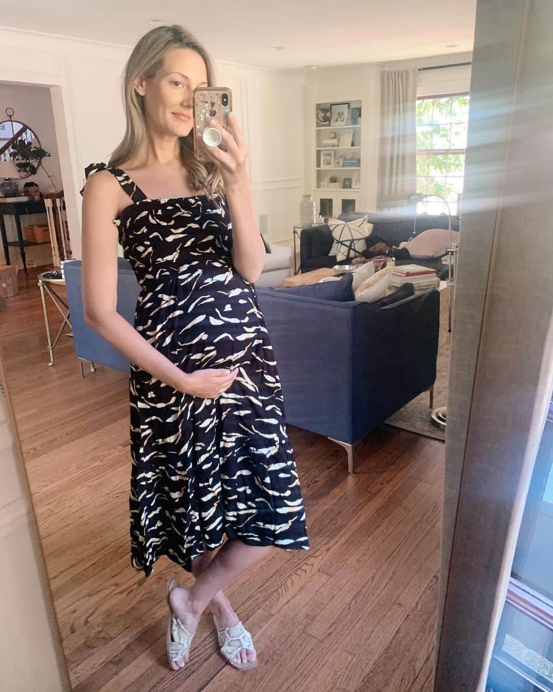 Anna Jane Wisniewskiさんのインスタグラム写真 - (Anna Jane WisniewskiInstagram)「On a bit of a Target kick lately as evidenced by my stories today and Friday’s blog post featuring these dresses under $35.   Which dress is your favorite?! Or are you more interested in the organization drawers and/or handsoap in my stories? 😬  http://liketk.it/2TbYw #liketkit @liketoknow.it #targetstyle #maternityfashion #26weeks」7月27日 9時50分 - seeannajane