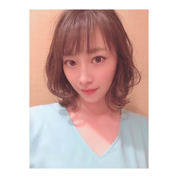 中村果生莉のインスタグラム：「✂️ . . 髪の長さは変えずにちょっとだけレイヤー入れてもらったら軽さも出て夏仕様になりました🌻💕  オーダーの仕方は「この位の髪の長さよく分からないからいい感じにしてください🤣」  毎回これ。笑  ちなみに、2ヶ月前にかけたパーマはもうほぼ消滅したので美容師さんがコテで巻いてくれた♡笑 . . #hair #美容院  #cut #レイヤーカット  #ボブ #夏仕様 #中途半端な長さ  #切り抜け方わからん」