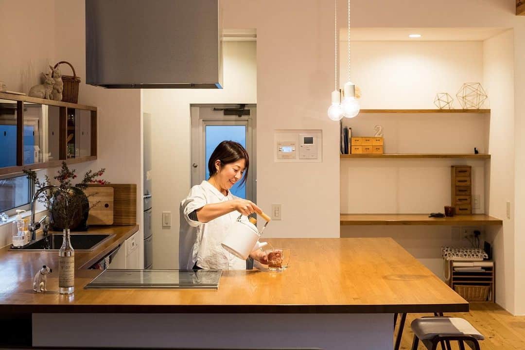 ソラマド香川のインスタグラム：「青空と暮らす家 あなただけの特別な住まいをプロデュースします。 ・ --------------------------------------- 「 #ソラマド香川 」で検索🔍 ・ ★「ソラマドの家」資料請求はこちら ・ → @request.soramadokagawa ・ ★もっと施工事例を見たい方はこちら ・ → @soramado_kagawa --------------------------------------- ソラマド香川(センコー産業株式会社) 綾歌郡宇多津町浜三番丁22-4 電話番号：0120-49-7257 営業時間：10時〜17時(水曜定休日) --------------------------------------- ・ ・ #キッチン#キッチンインテリア#木の家#無垢床#マイホーム#新築#自由設計#シンプルな暮らし#自然光#暮らしを楽しむ#空間デザイン#soramado#ソラマド#家づくり#中庭のある家#カフェスタイル#自然素材#漆喰#自然素材の家#コートハウス#空#ウッドデッキ#注文住宅#中庭#おしゃれな家#ソラマドキッチン#設計事務所#センコー産業」